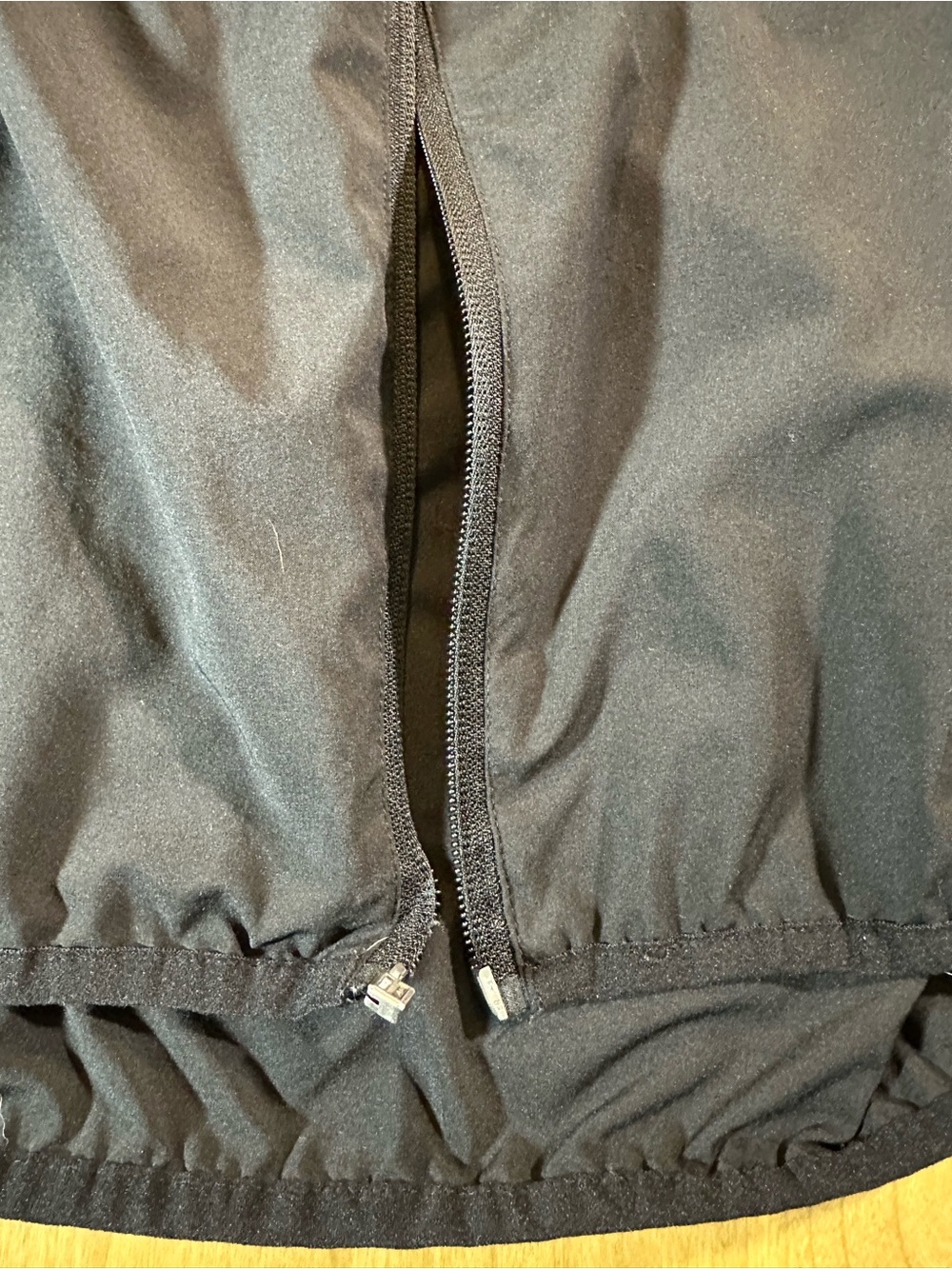 Vuori Black Hooded Performance Jacket XL Lightweight Zip Front Needs Repair - Picture 3 of 6